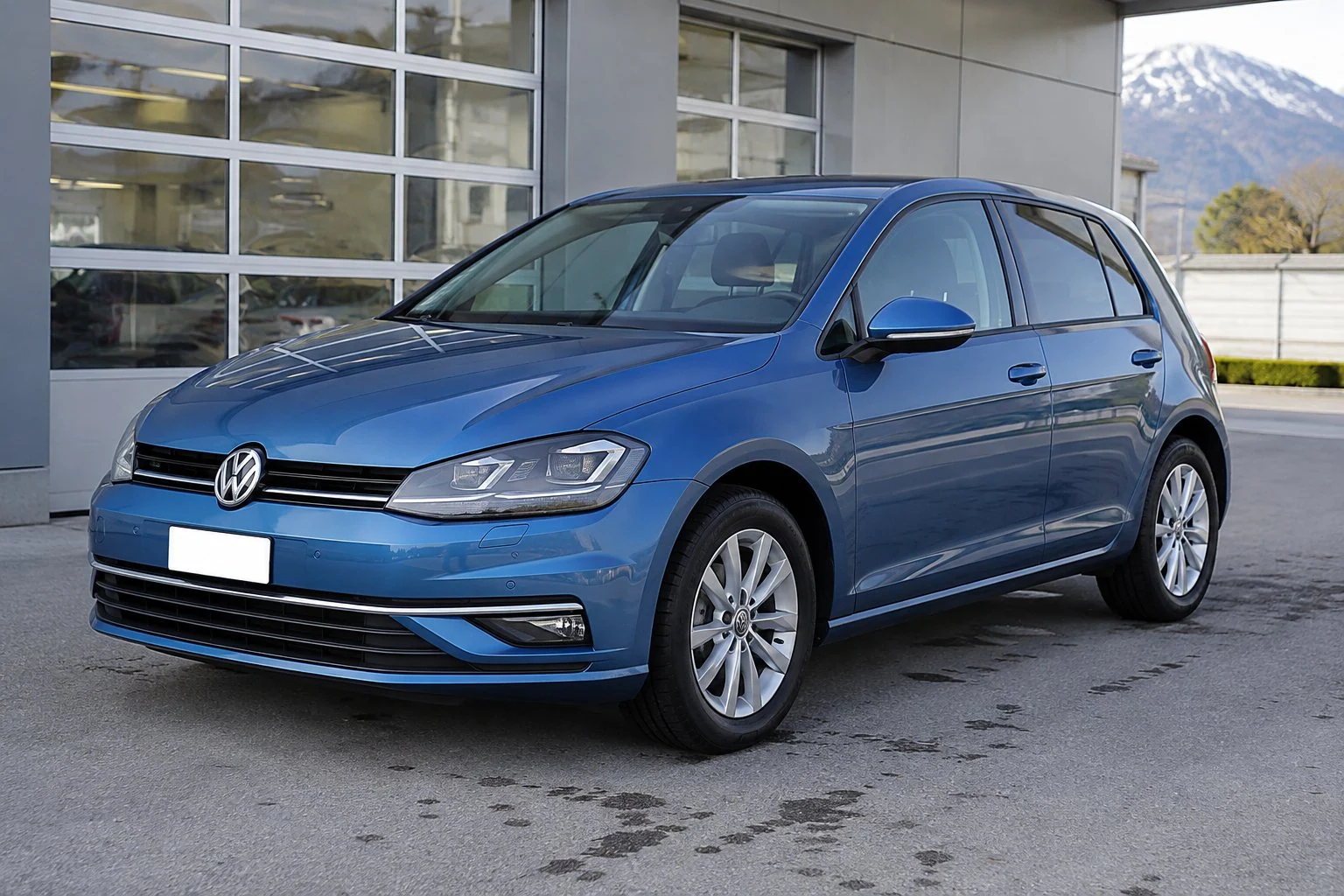 Blauer VW Golf als Beispielangebot