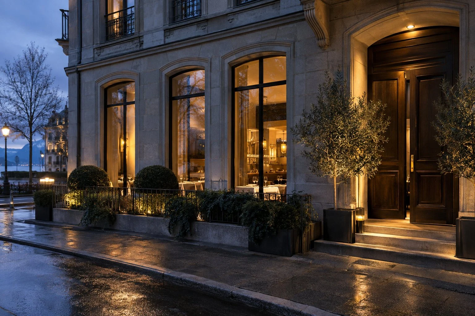 Diskreter Restauranteingang am Abend